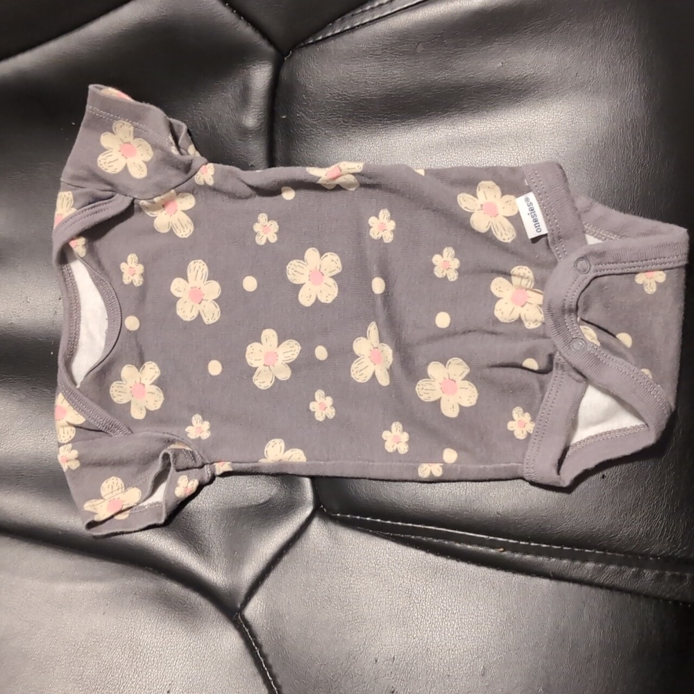 Gerber onesie 0 to 3 months